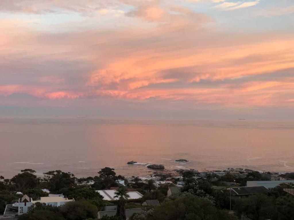 Camps Bay Blue Self-Catering Studios เคปทาวน์ ภายนอก รูปภาพ