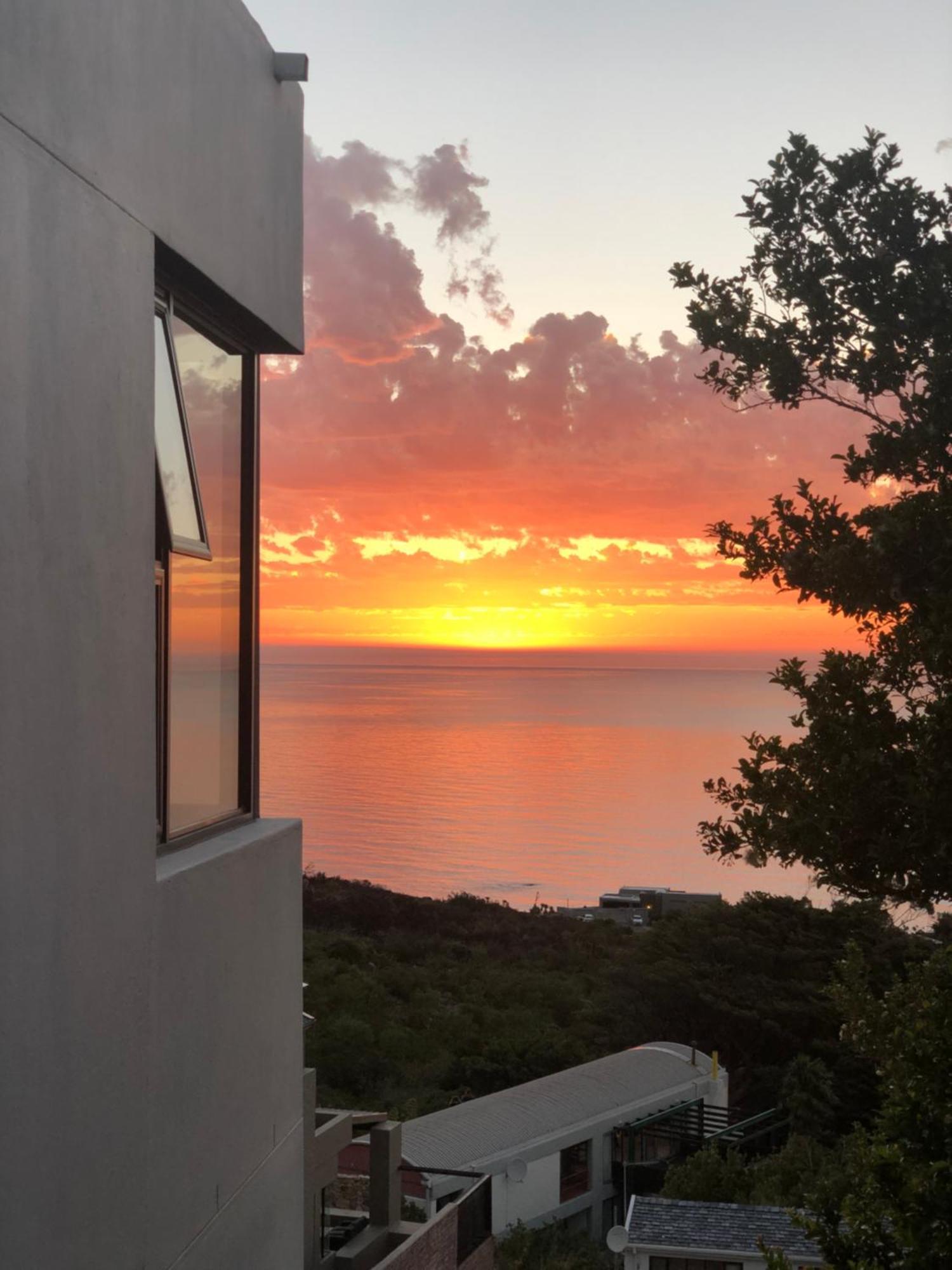 Camps Bay Blue Self-Catering Studios เคปทาวน์ ภายนอก รูปภาพ