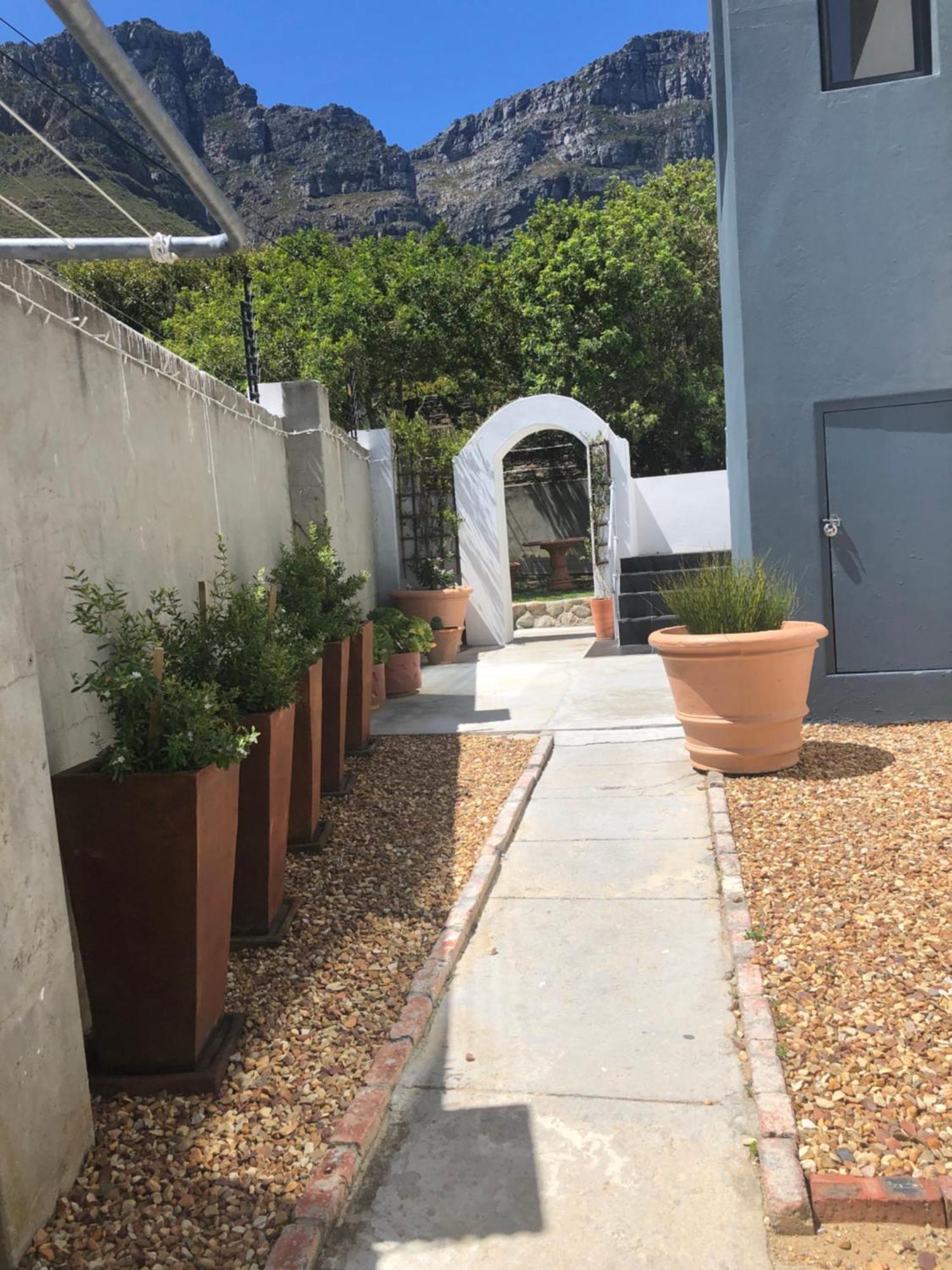 Camps Bay Blue Self-Catering Studios เคปทาวน์ ภายนอก รูปภาพ