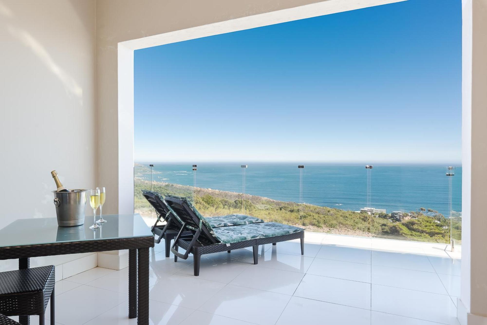 Camps Bay Blue Self-Catering Studios เคปทาวน์ ภายนอก รูปภาพ