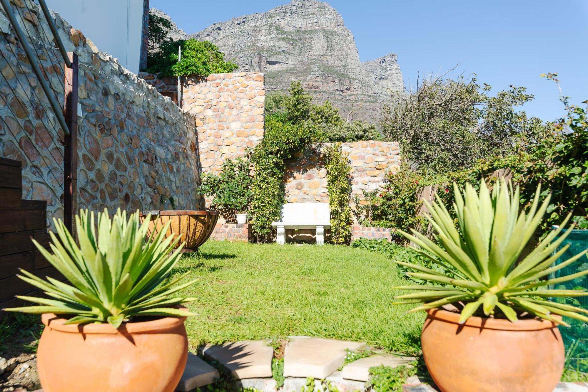 Camps Bay Blue Self-Catering Studios เคปทาวน์ ภายนอก รูปภาพ